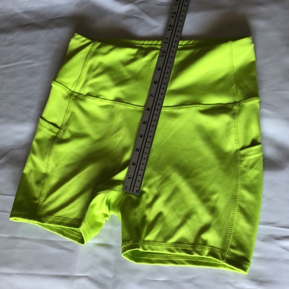 Women’s size large Daisy Fuentes fit neon yellow spandex shorts w/ side pockets - Picture 3 of 8
